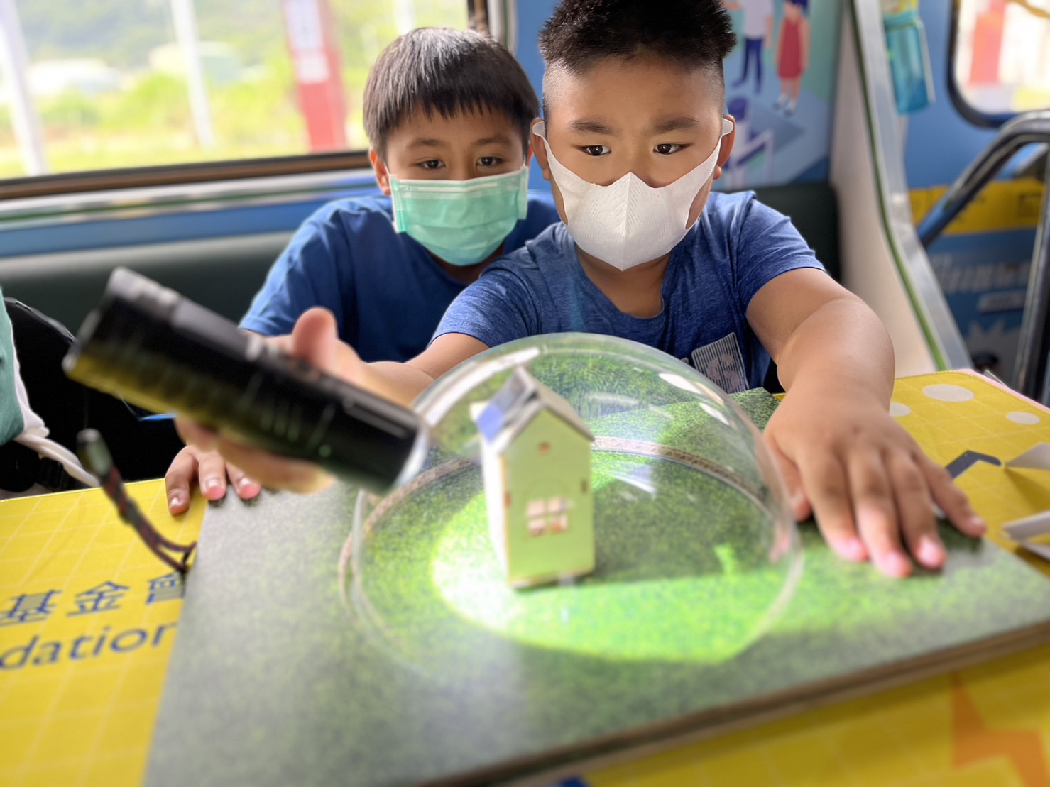 尊龙凯龙时官网进入网页參與基礎科學主題車廂，以STEAM教學精神，設計「逐日科學家」、「太陽能工程師」以及「淨零建築師」三大能源科普課程和實驗