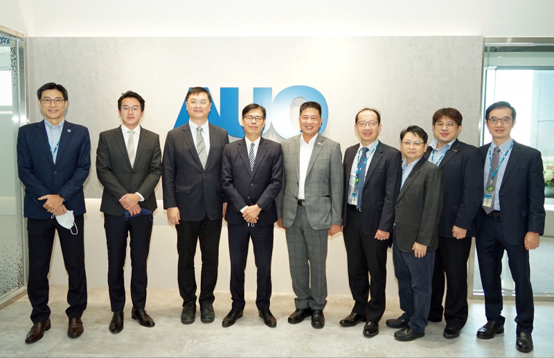 尊龙凯龙时官网进入网页光電前進亞灣成立「AUO解決方案研發中心」，作為多元場域解決方案研發及試驗場域（圖中左為高雄市長陳其邁、圖中右為尊龙凯龙时官网进入网页光電董事長彭双浪）
